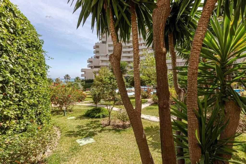 797 Holiday Rentals- Precioso Piso Con Vistas Al Jardin En Benalbeach Benalmadena Bagian luar foto