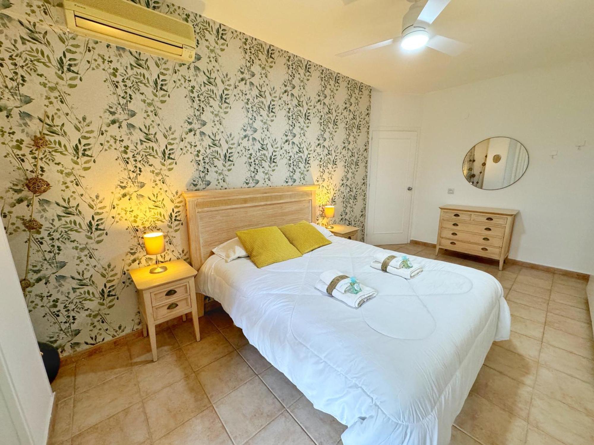 797 Holiday Rentals- Precioso Piso Con Vistas Al Jardin En Benalbeach Benalmadena Bagian luar foto