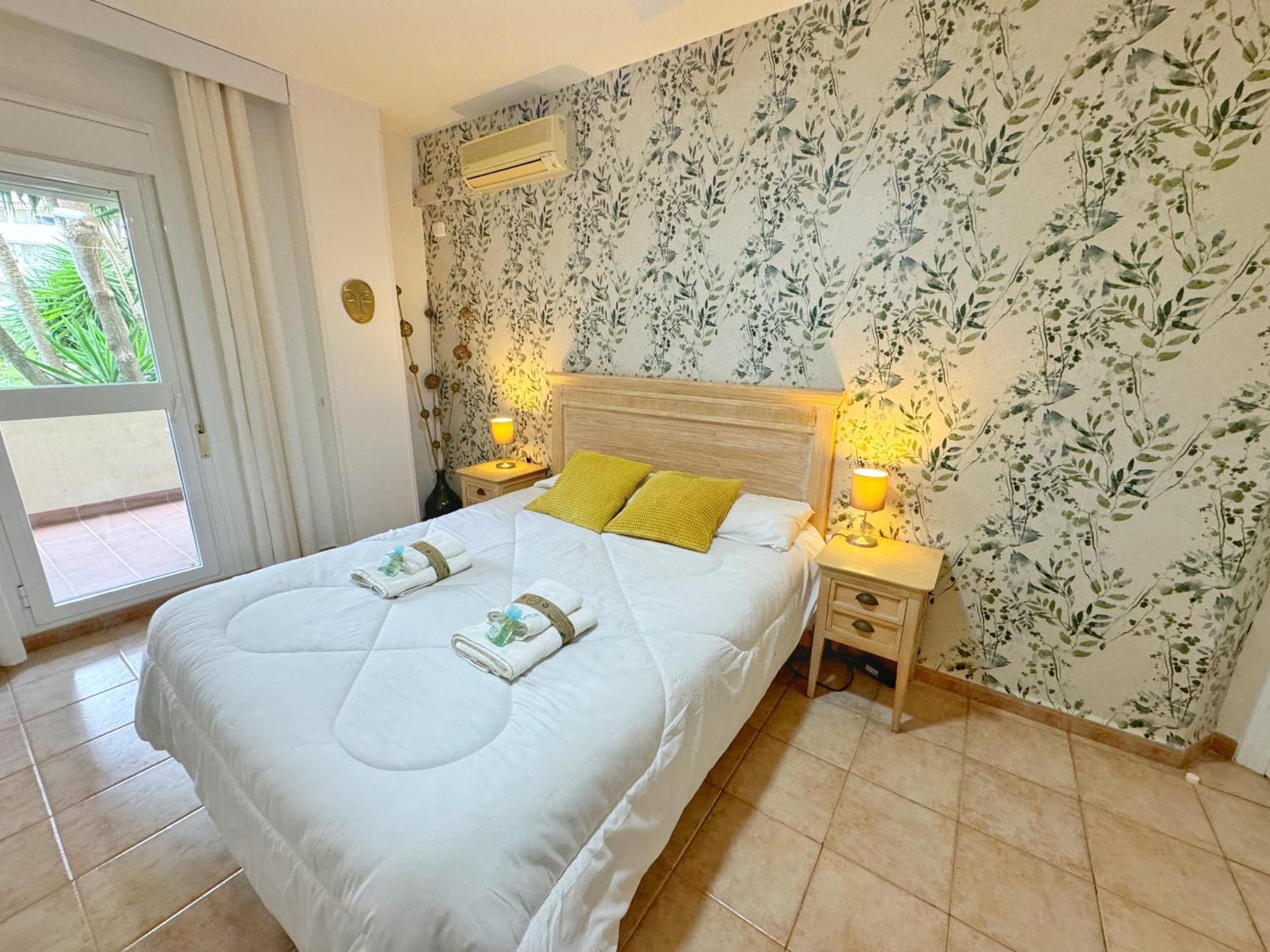 797 Holiday Rentals- Precioso Piso Con Vistas Al Jardin En Benalbeach Benalmadena Bagian luar foto